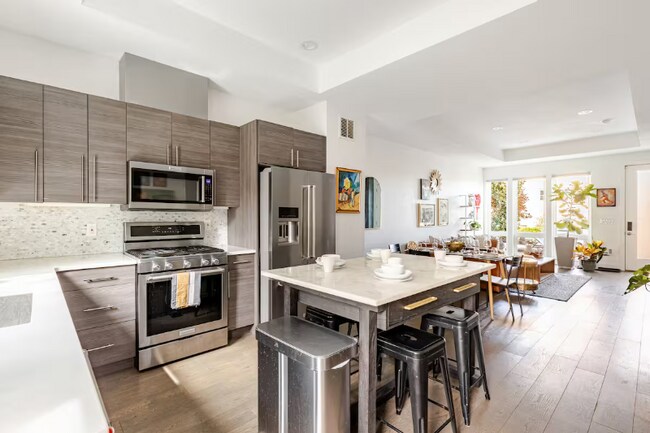 Building Photo - 2824 W Parkside Pl