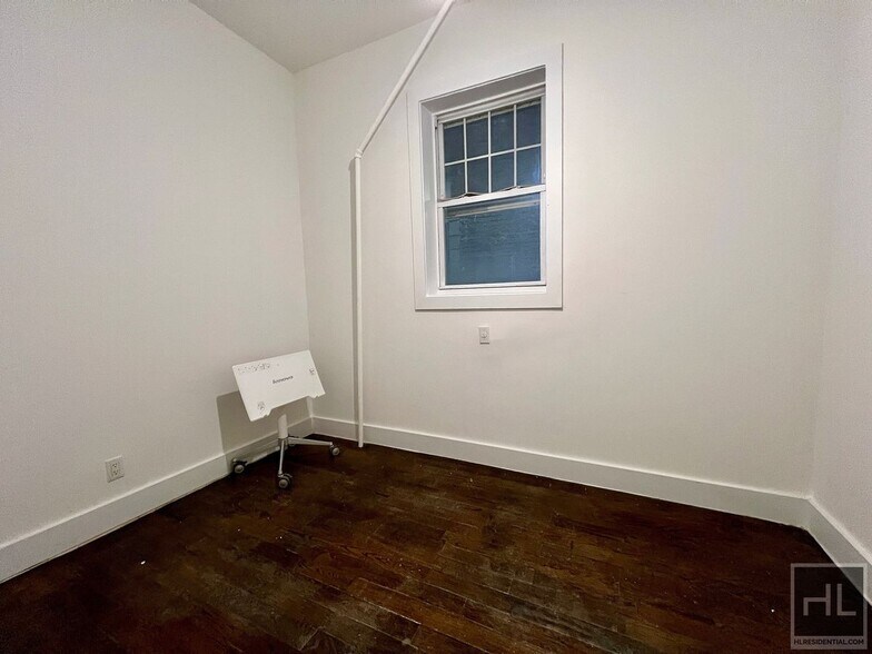 Building Photo - 3BR 1BA Massive Backyard w/ Performance Stage