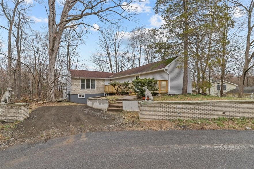 Building Photo - 8 Teatown Ct