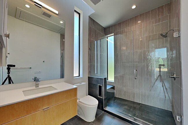 Building Photo - 904 Blackland Ct