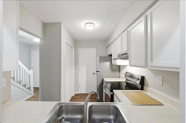 Building Photo - 315 Foxfire Dr