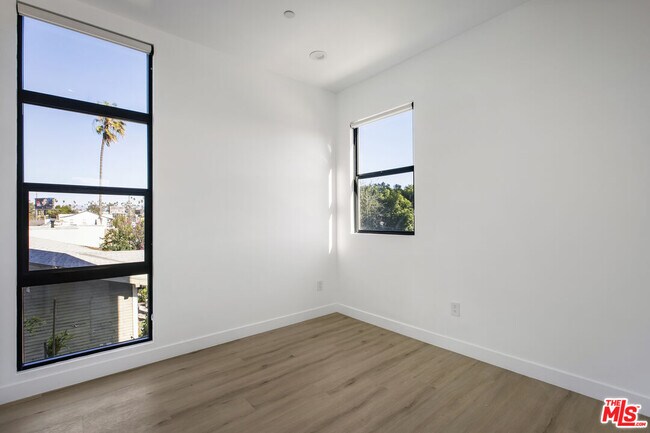 Building Photo - 2651 Vineyard Ave