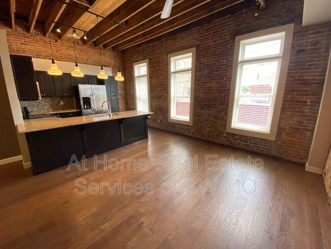 Building Photo - 412 South Ave