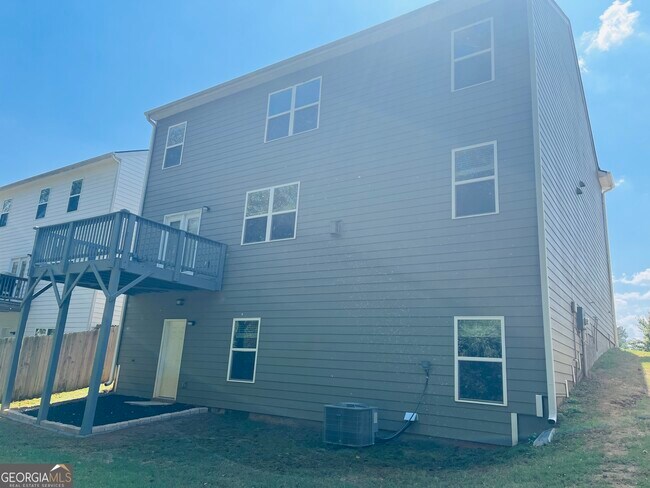 Building Photo - 138 Silver Birch Pass