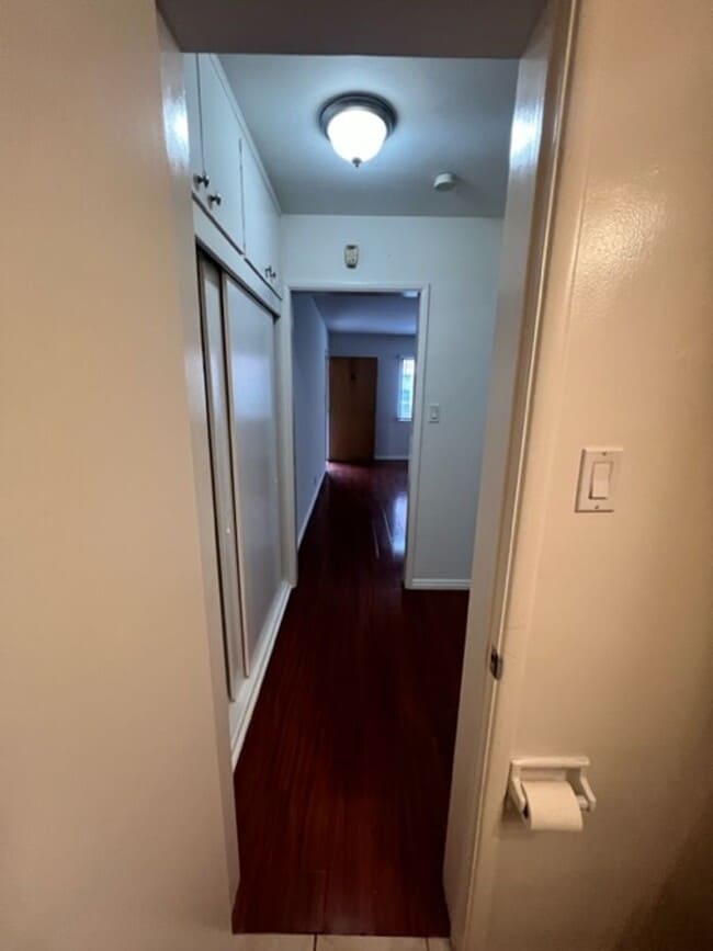 Building Photo - Beautiful One bedroom in gated complex one block from Ocean In Long Beach