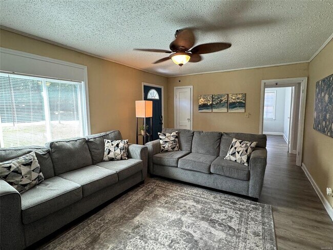 Building Photo - 2331 Woodlawn St