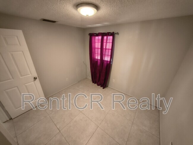 Building Photo - 561 Laura Ln