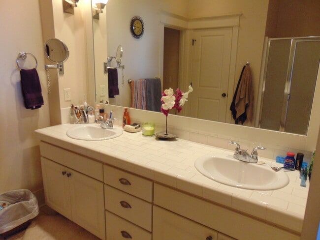 Building Photo - Cedar Mills area - 3+ Townhome nearly 2k sq ft - available now !