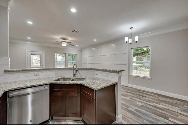 Building Photo - Spacious Townhome Near Several Parks