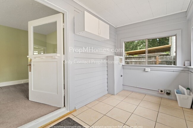 Building Photo - Charming Three Bedroom Home in Hazelwood!