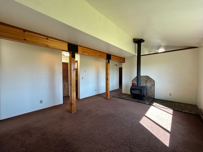 Building Photo - 2 bed, 1 Bath in Hamilton. Includes one ca...