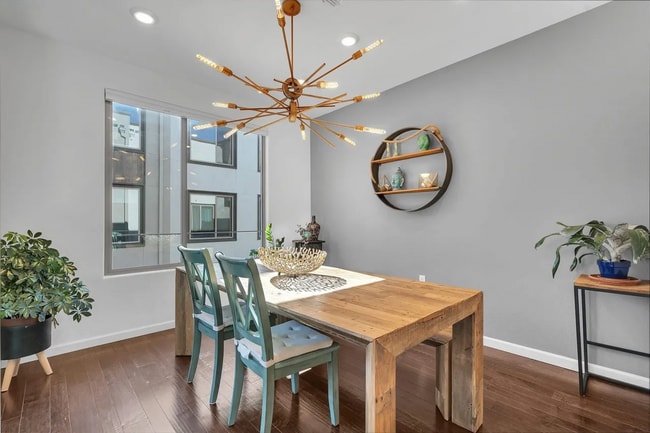 Building Photo - Beautiful Energy Efficient Hayward Townhome w/ Modern Updates