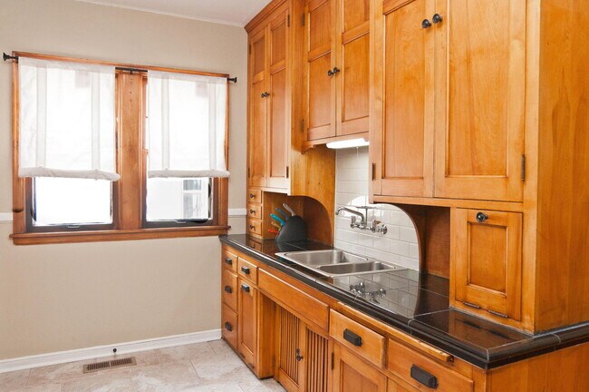 Building Photo - Spacious 3-Bedroom Duplex with Garage and 2 bathrooms in Minneapolis!