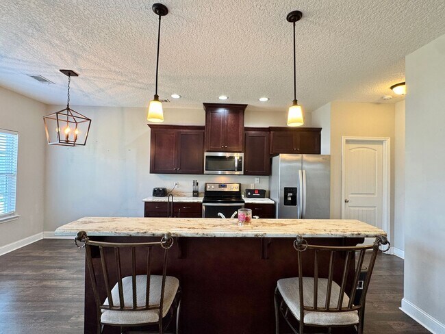 Building Photo - MOVE-IN READY [PET FRIENDLY]