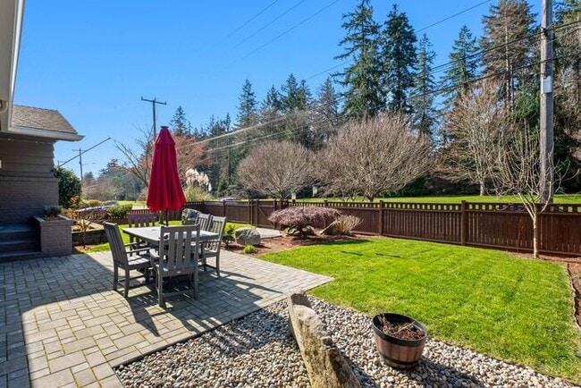 Building Photo - Elegant and Spacious Air-Conditioned Lincoln Park Rambler