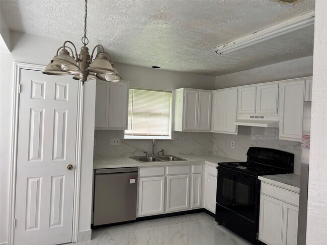 Building Photo - 2514 Radcliffe Dr