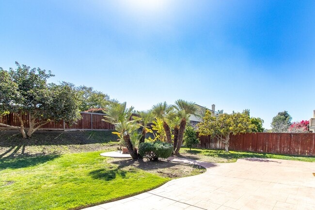 Building Photo - Spacious 6 Bedroom Home With Huge Backyard!