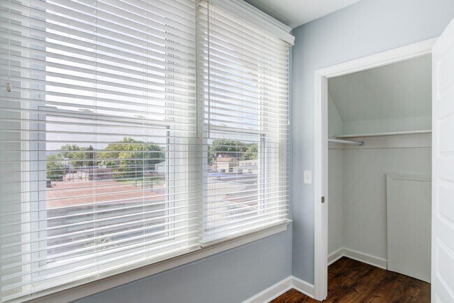 Building Photo - 1629 Hoffner St