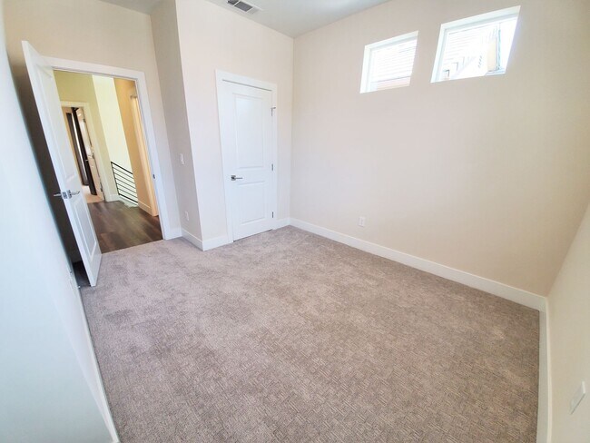 Building Photo - Contemporary Greenhaven Home with Private Backyard & Smart Features