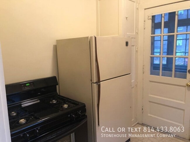 Building Photo - 360 W 7th St