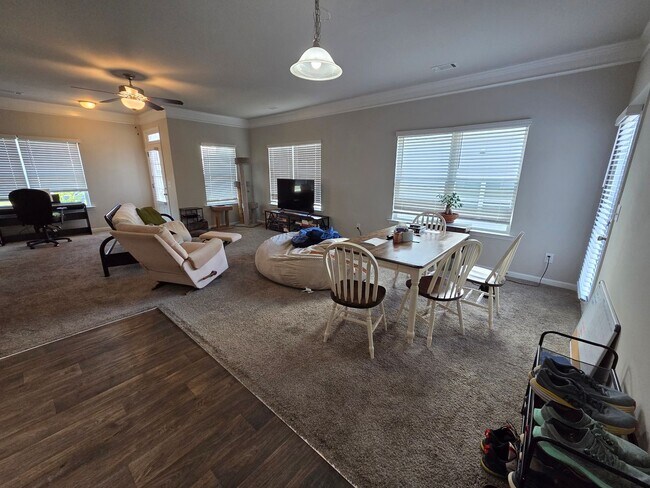 Building Photo - Gorgeous 3 bedroom home!