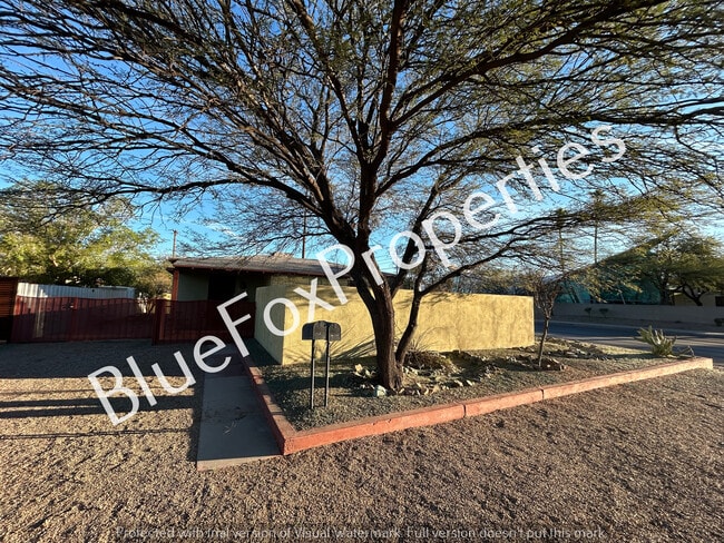 Building Photo - 3021 E Linden St