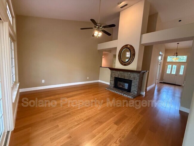 Building Photo - 685 Hillcrest Cir