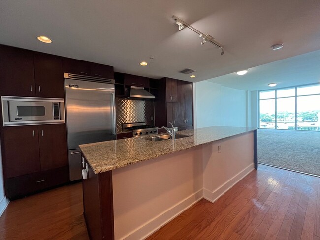 Building Photo - Freshly Painted Upscale 2/1 Condo in amazi...
