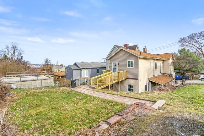 Building Photo - Nicely Renovated 1 Bed, 1 Bath Apartment in Greenfield - In-unit Laundry, Quiet Street - Availabl...