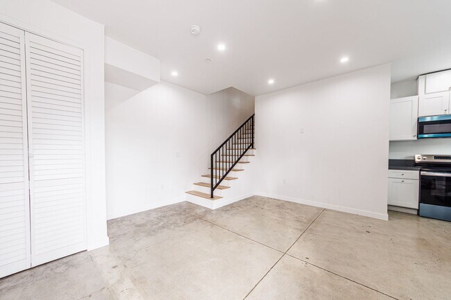 Building Photo - 11841 Runnymede St