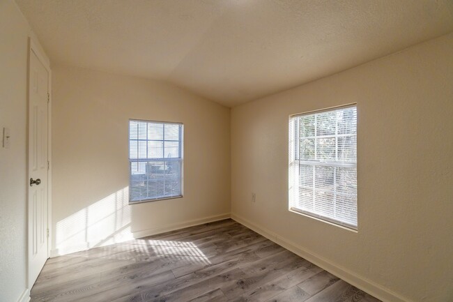 Building Photo - * Move-In Special * Cozy 3 Bed, 1 Bath Hom...