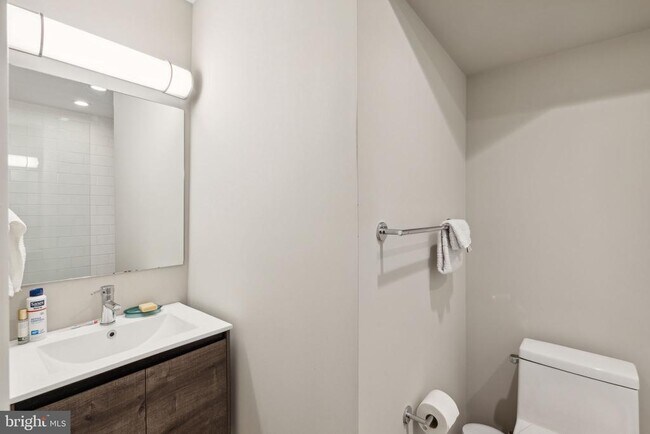 Building Photo - 1510 N Hollywood St