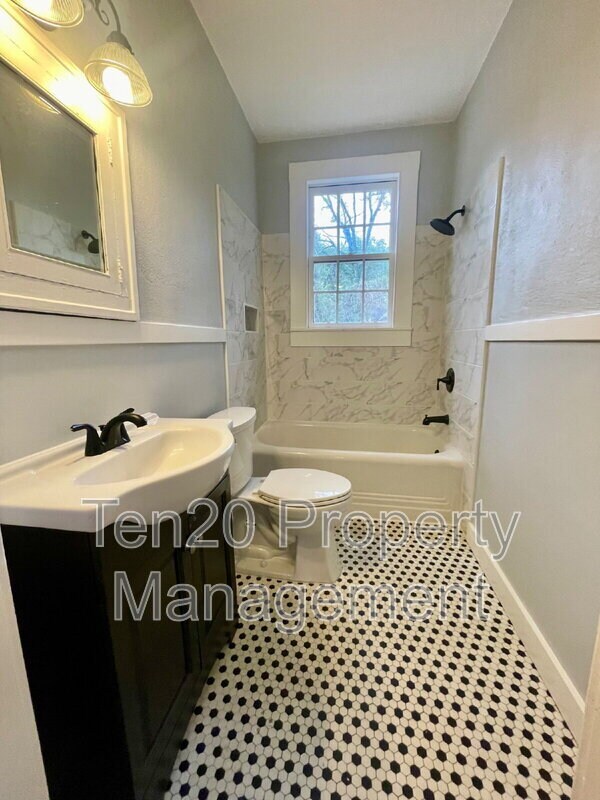 Building Photo - 1223 Owsley Ave