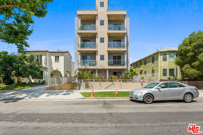 Building Photo - 819 S Holt Ave
