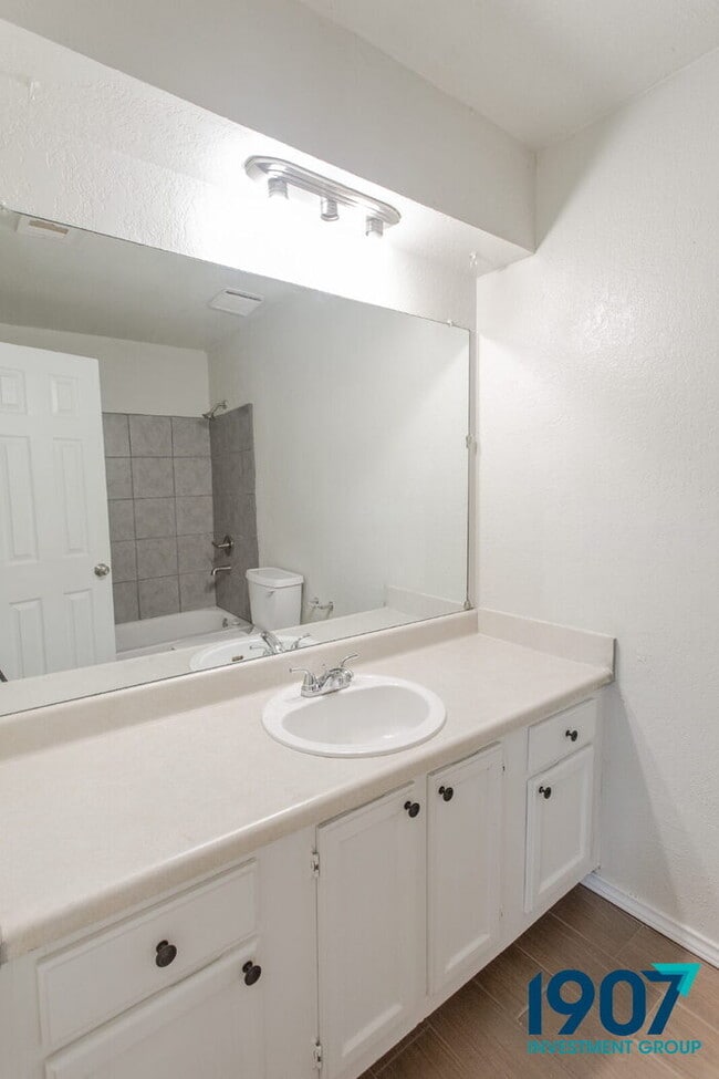 Building Photo - SPECIAL OFFER! Move In Now & Get 50% Off Y...