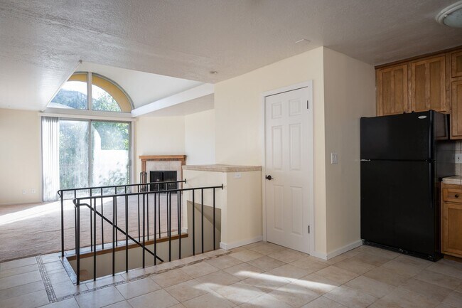 Building Photo - CONDO W/ A VIEW!!! CLOSE TO OHSU,PSU and M...