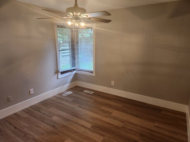 Building Photo - 604 Broad St