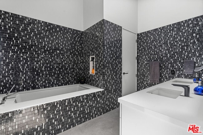 Building Photo - 548 Rose Ave