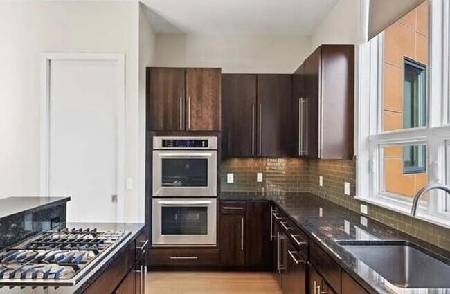 Building Photo - Gorgeous Luxury Townhome