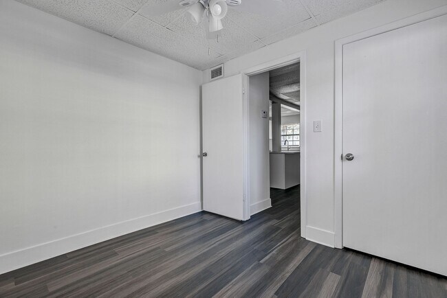 Building Photo - 2027 30th Ave N