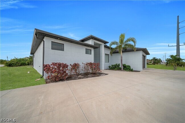 Building Photo - 24 Chiquita Blvd S