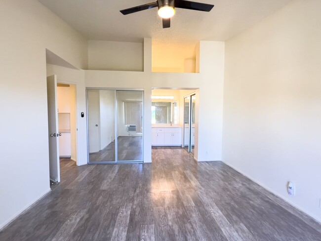 Building Photo - RENT SPECIAL $500 OFF 1ST MONTH'S RENT! 2B...