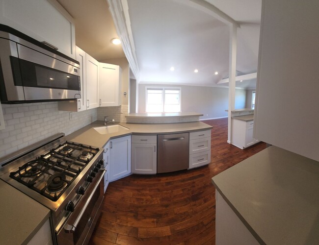 Building Photo - Beautiful, updated home close to Poly and ...