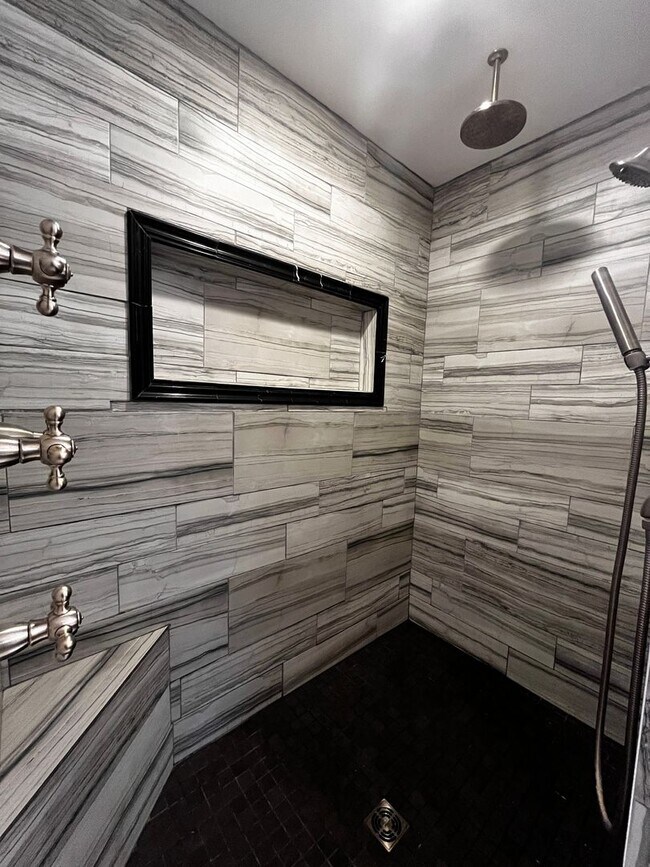 Building Photo - Wonderfull 3 Bedrooms along with 2 Full Ba...