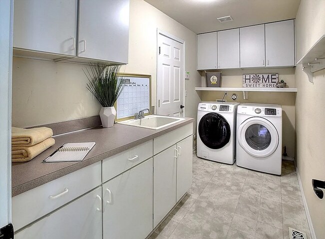 Building Photo - Spacious Living in a Gated Gig Harbor Community