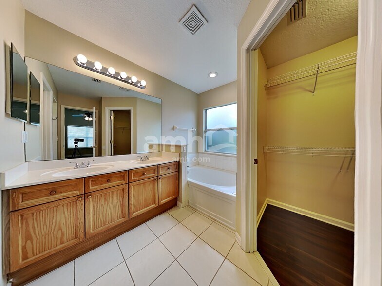 Building Photo - 705 Waterlily Way