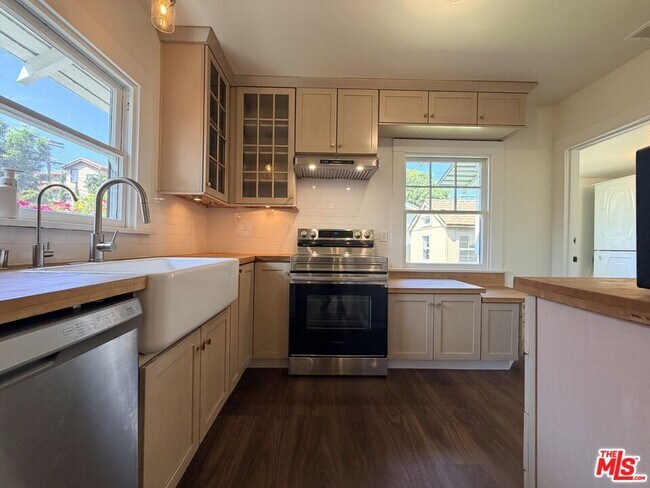 Building Photo - 1351 N McCadden Pl