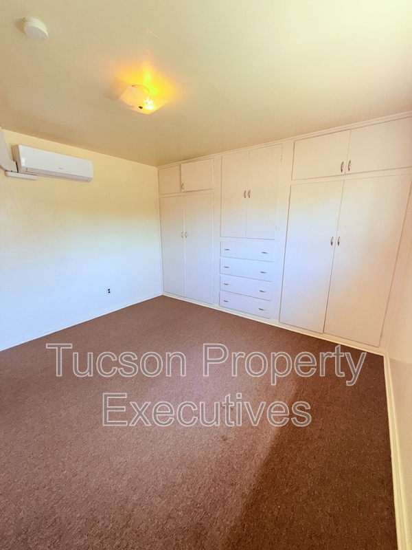 Building Photo - 2831 E Adams St