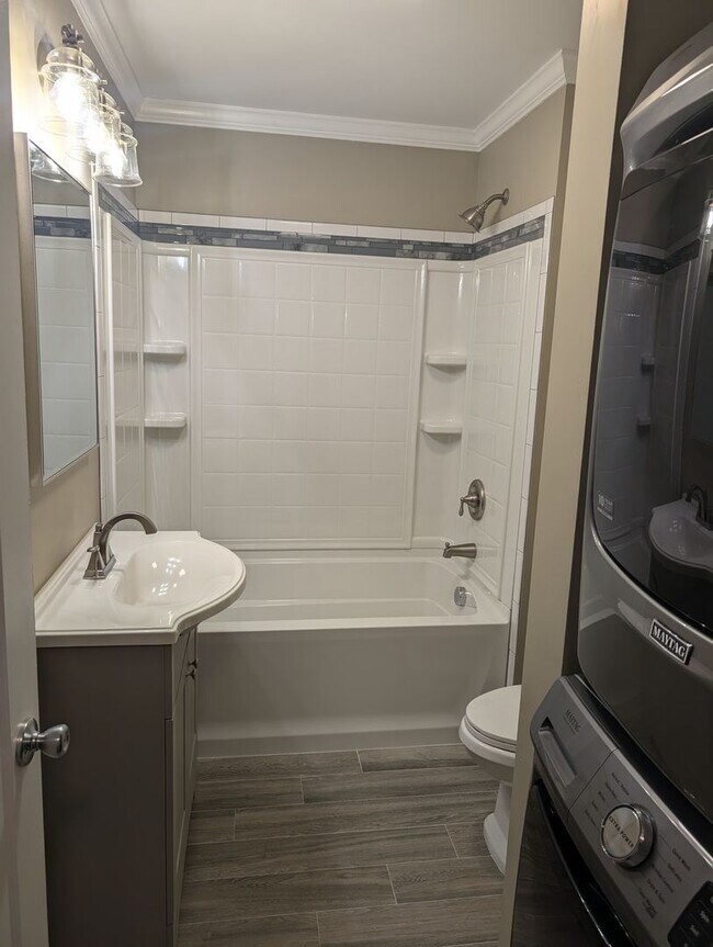 Building Photo - Two bedroom duplex, newly renovated