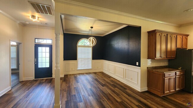 Building Photo - 502 Woods Edge Way
